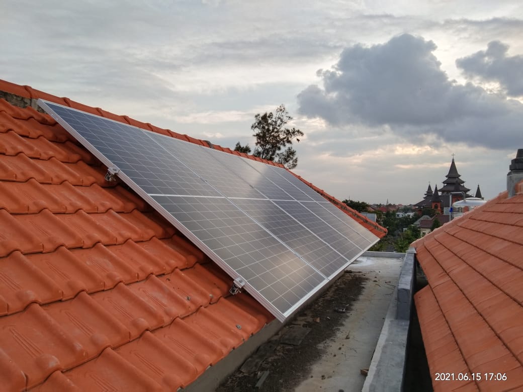 Pemasangan Panel Surya ( solar panel ) di Tuban, Bali