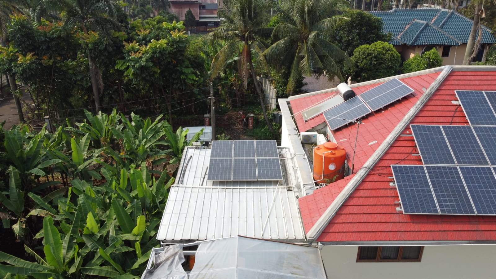 pemasangan panel surya di cikeas, jawa barat