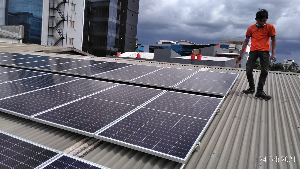 Pemasangan Panel Surya (Soalar Panel) di Warung Buncit, Jakarta Selatan