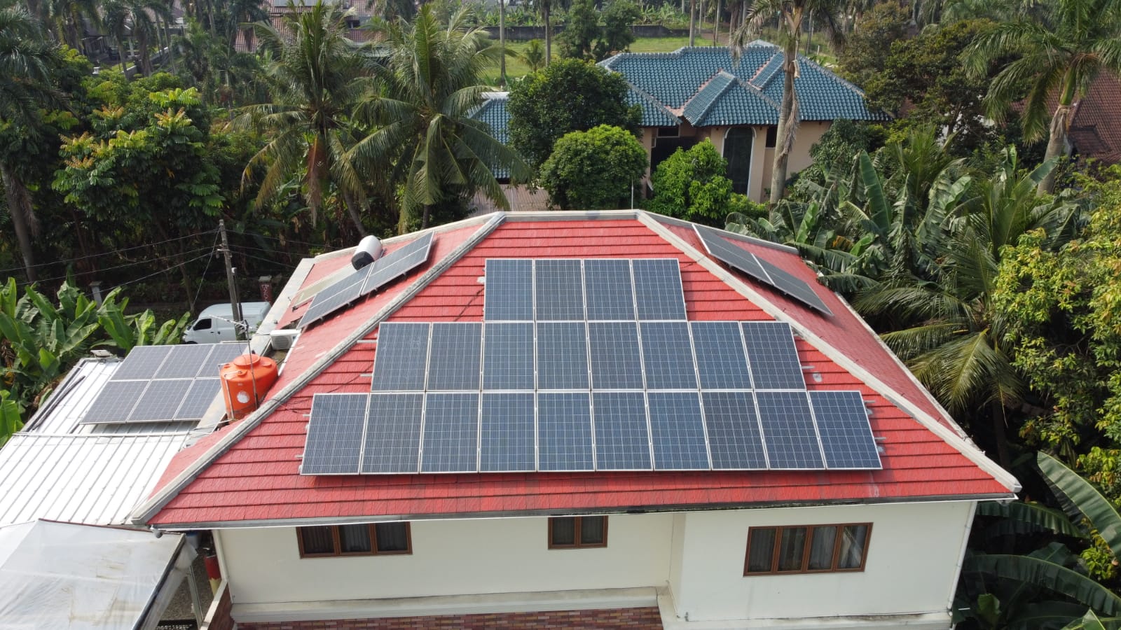 pemasangan panel surya di cikeas, jawa barat