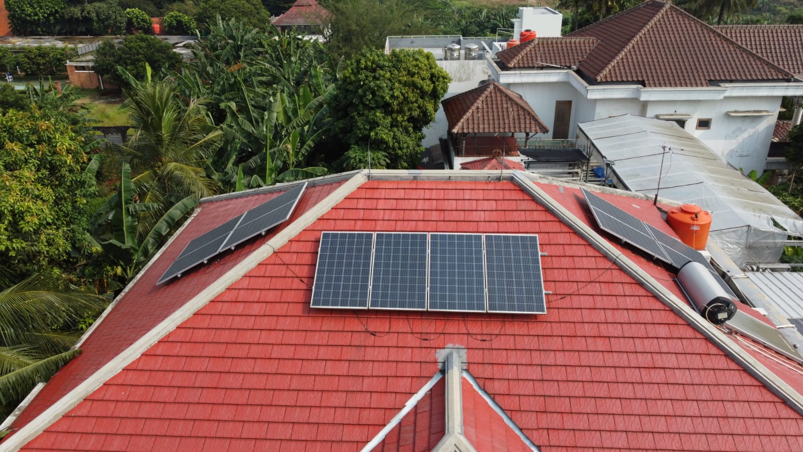 pemasangan panel surya di cikeas, jawa barat