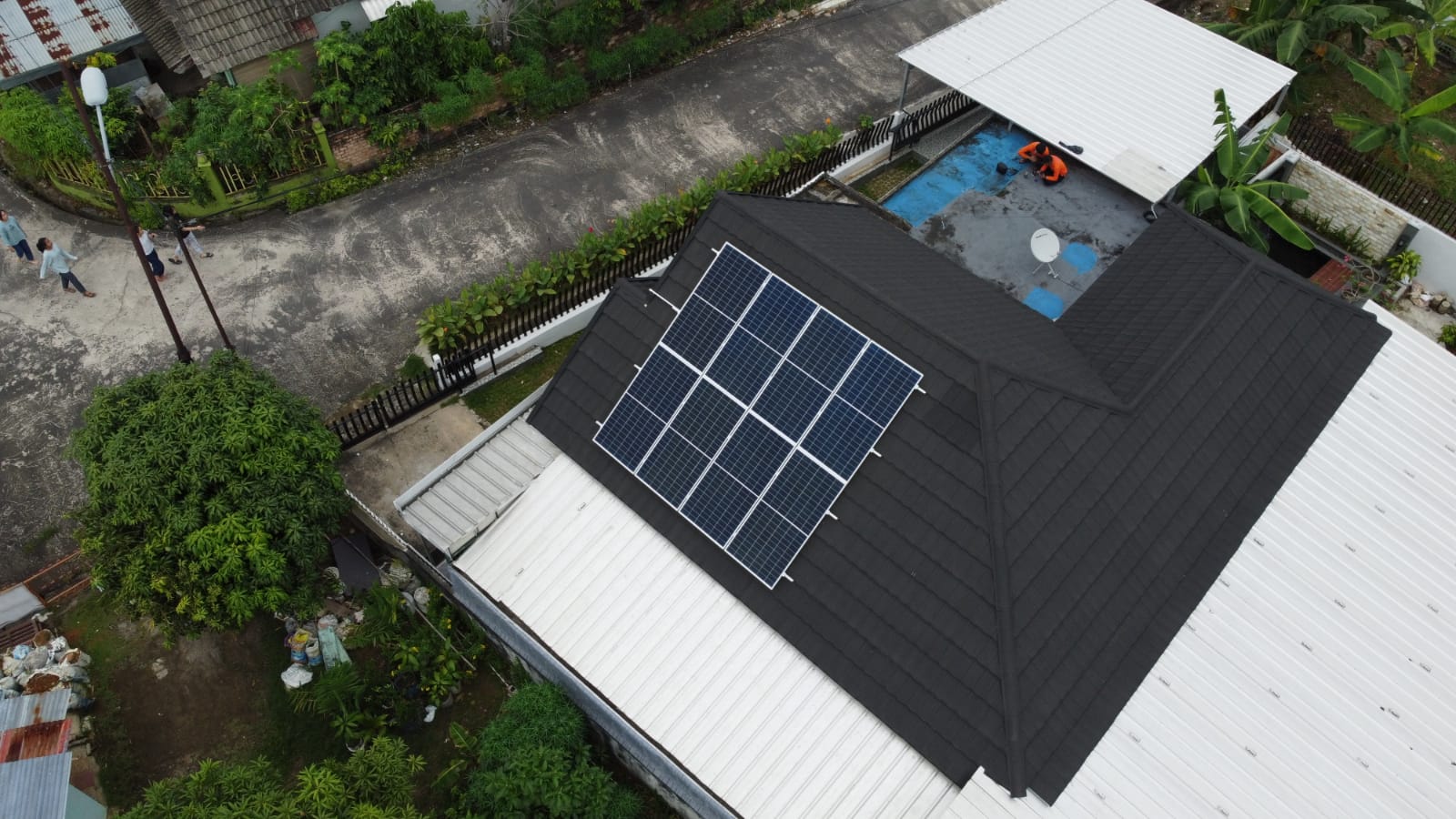 Pemasangan panel surya di palembang