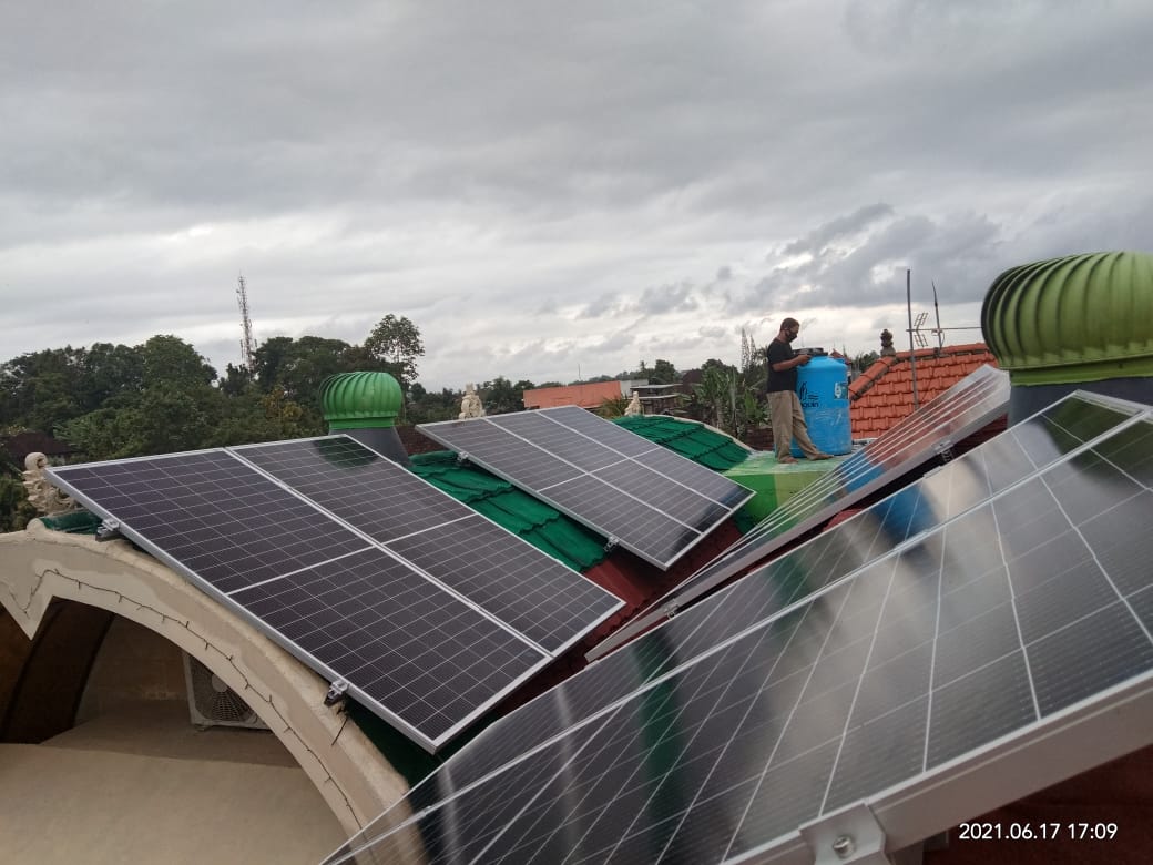 Pemasangan panel surya Di Bali