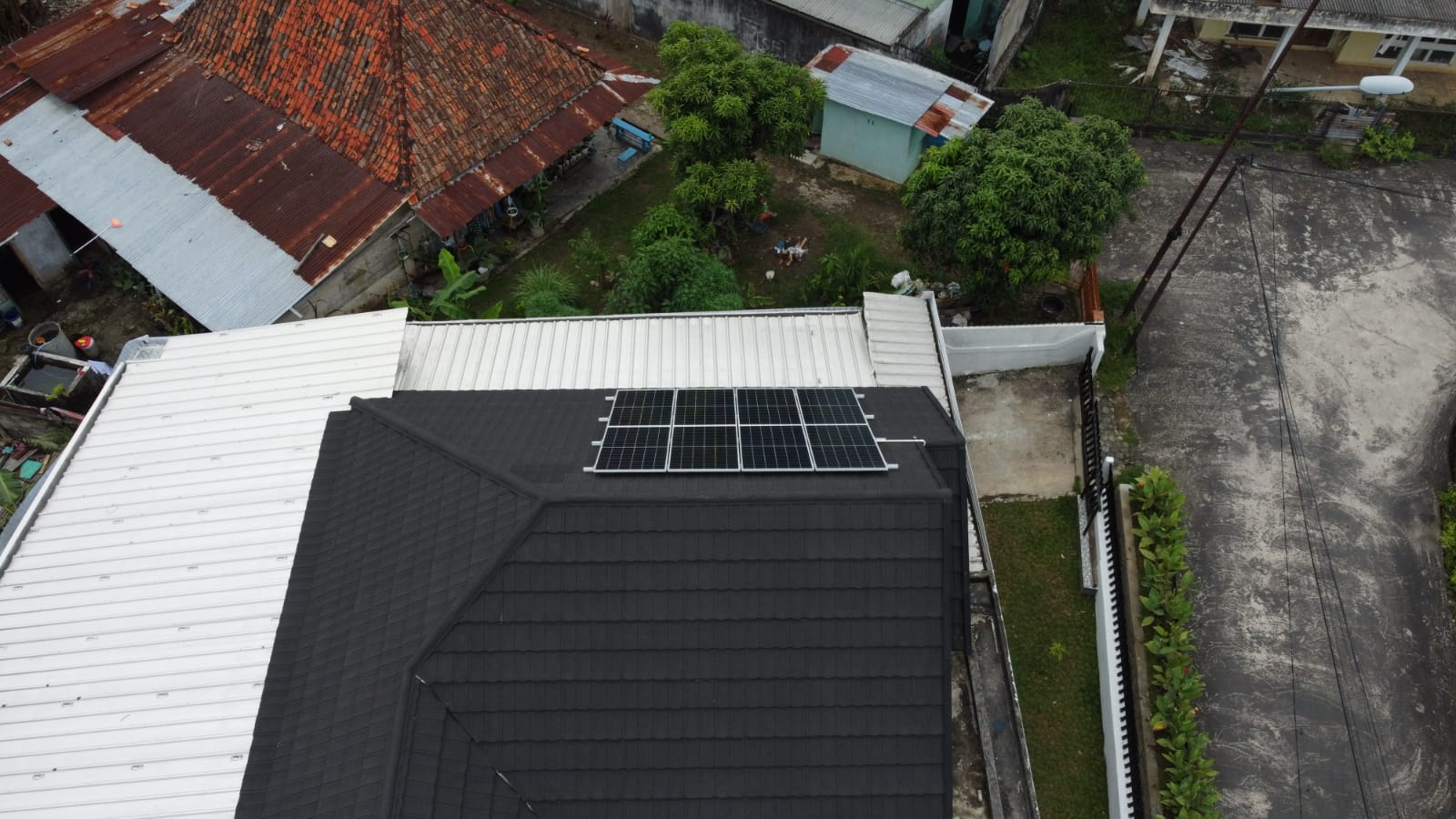 Pemasangan panel surya di palembang