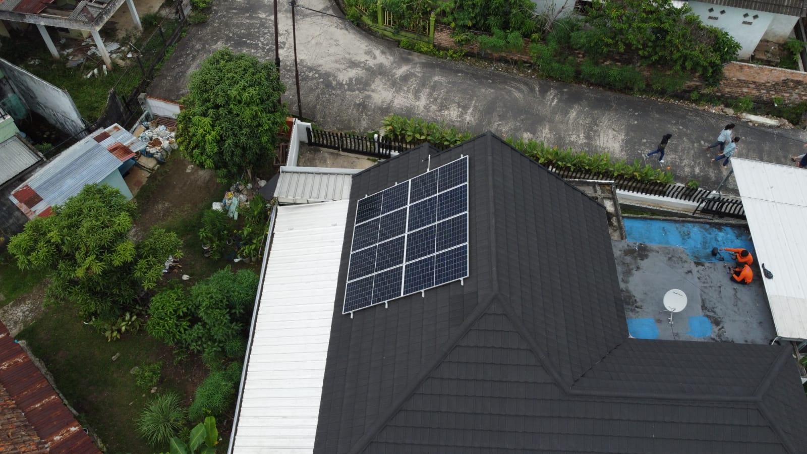 Pemasangan panel surya di palembang