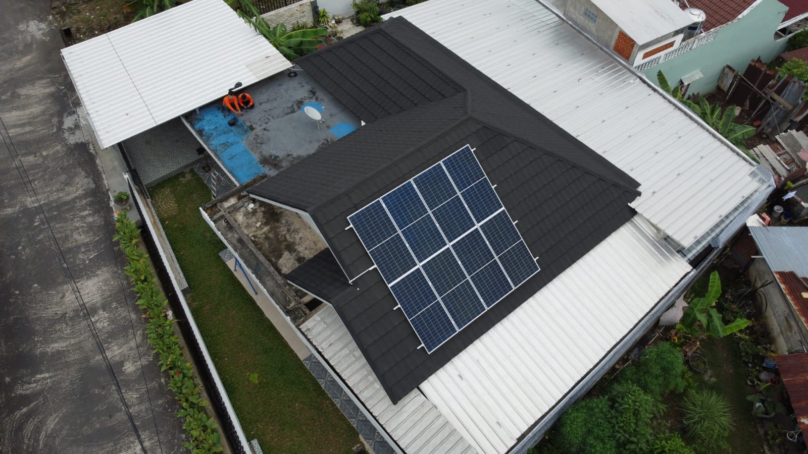 Pemasangan panel surya di palembang