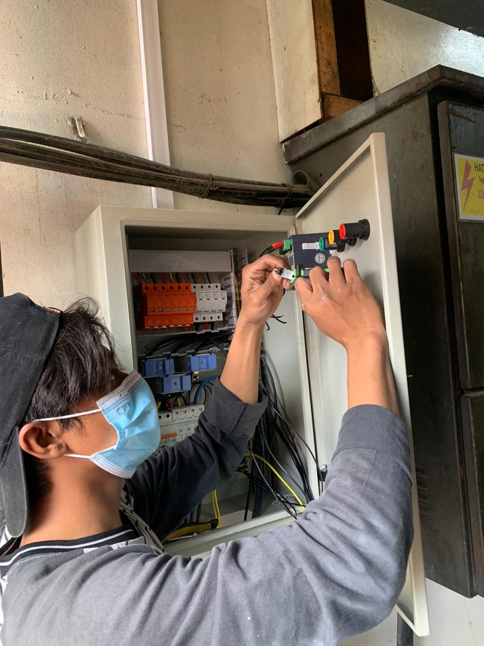 Pemasangan Panel Surya (Soalar Panel) di Warung Buncit, Jakarta Selatan