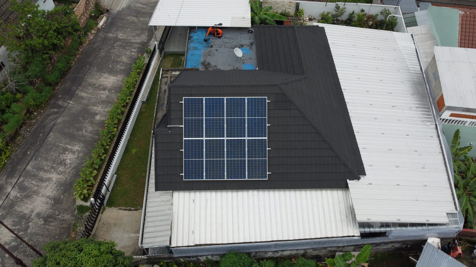 Pemasangan panel surya di palembang